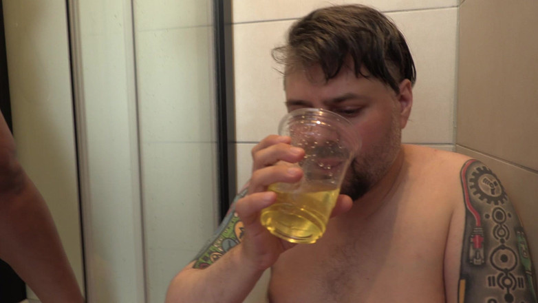 Lovekino: Tombul dövmeli bebek bardağa işiyor ve adam sikişiyor