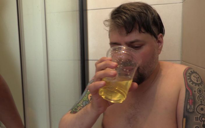 Lovekino: 胖乎乎的纹身宝贝在杯子里撒尿，男人有它