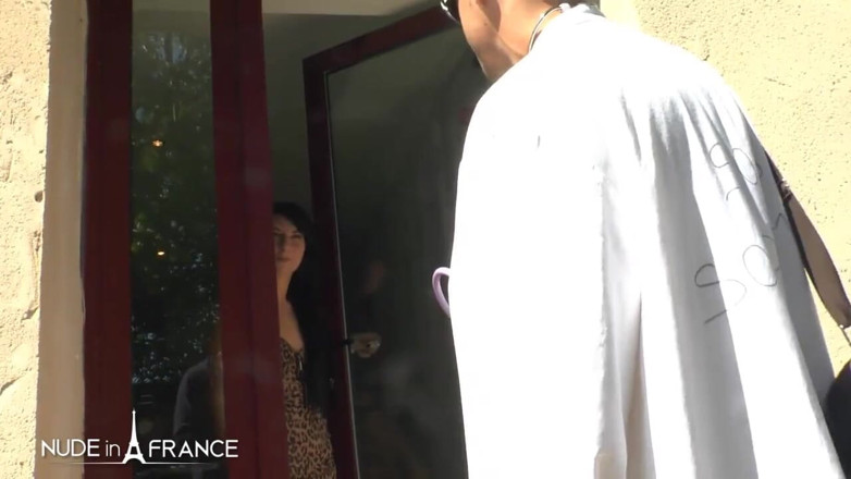 Nude in France: 발정난 주부를 위한 첫 애널 후장