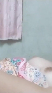 Amından orgazm oluyor şişe tarafından sikiliyor