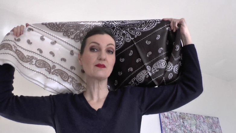 Lady Victoria Valente: Sfilata di moda con foulard in raso e sborrata su...