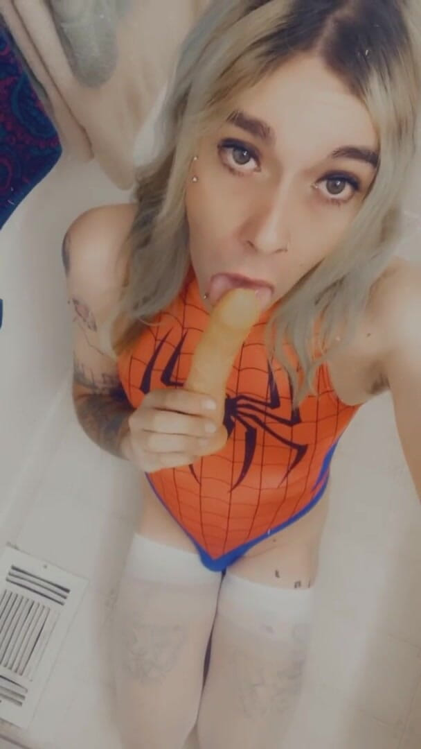 CarmenMelatonin: Sexy chica araña quiere jugar