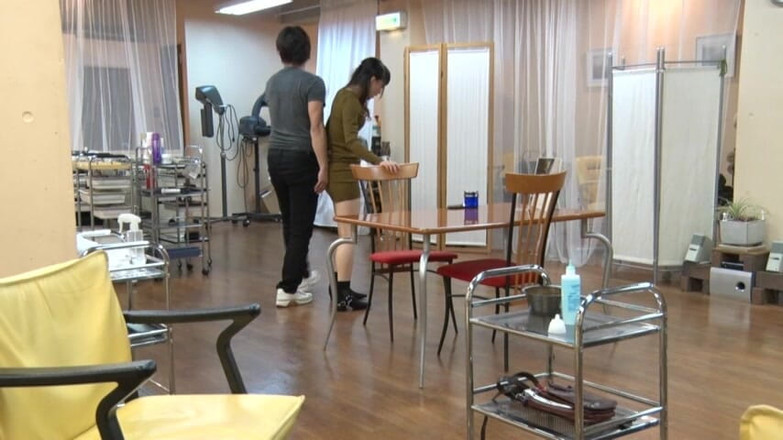 CherryBONBON: Наші очі тримають зустріч у тихому повітрі салону