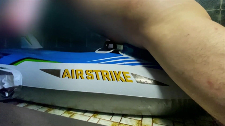 Aussie bi boy: Заполненный водой трахом Intex Air истребитель