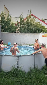 Tiga pria pacar seksi setelah pesta kolam renang - dia menyukainya ketika air mani menetes di wajahnya