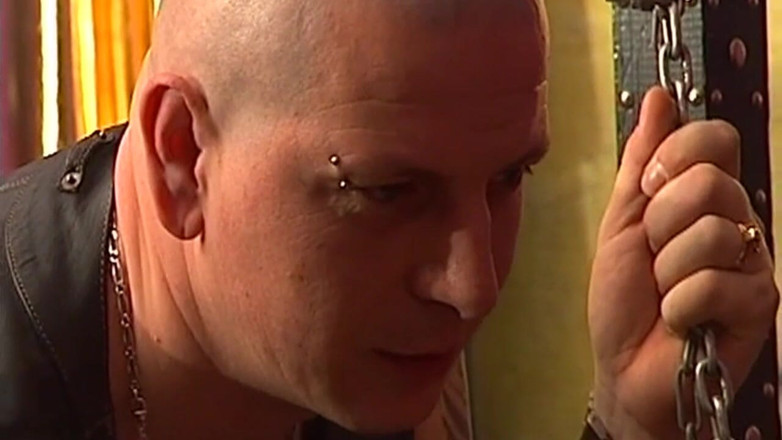 THAGSON ONLY: Tatuada Dom fists madura loira em correntes