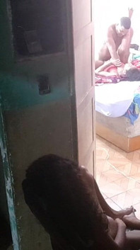 Ho sorpreso la mia sorellastra e il patrigno a fare sesso e mi fermai alla porta della stanza toccandomi.