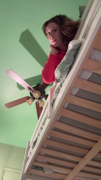 Rooming con la tua sorellastra diventa sessuale .. Ecco perché i letti a letto sono sempre un'ottima idea!