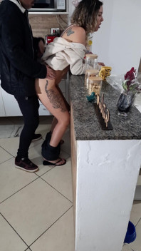 Enteada não pode nem descansar enquanto faz o café da manhã.