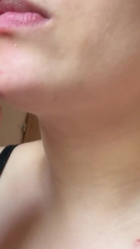 껌으로 만든 함정에 그녀의 작은 전 남편을 트랩 자이언트 새엄마; 그녀는 씹고, 거품을 불어,