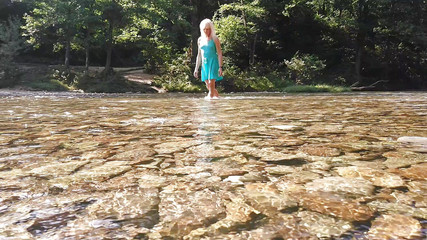 Alexa Cosmic: Seksowna T-girl pływanie w Mountain River i wetting teal letnia...