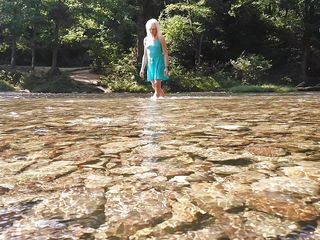 Alexa Cosmic: Sexy T-dívka plavání v horské řece a smáčení teal letních šatů ...