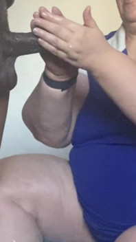Bunică sexy la îndemână se ocupă de pula iubitului cu masaj uleios