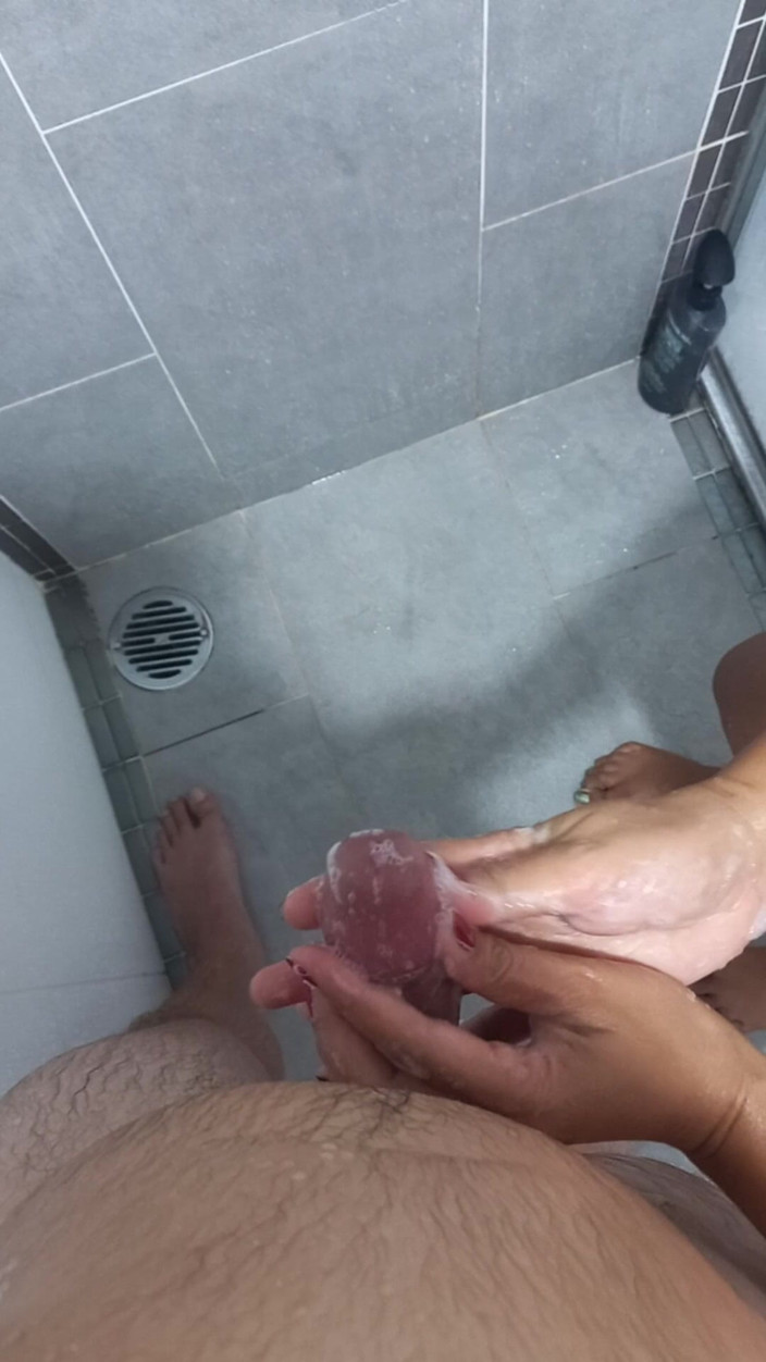 Handjob Passion: Labă senzuală la duș cu săpun cu unghii roșii