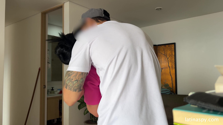 Latinaspy: Pembantu rumah dengan pantat besar membersihkan apt kemudian menyentak bosnya...