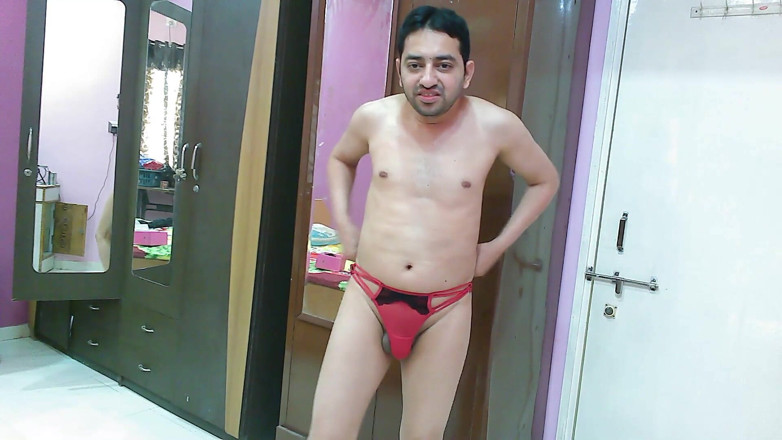 Cute & Nude Crossdresser: Sexy mariquita crossdresser femboy Sweet Lollipop en una campana, tanga,...