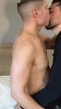 Un Mec Latin Sexy Baise Son Papa À Gros Cul