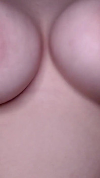 Tetas naturales rebotando, gotas en primer plano de pezones