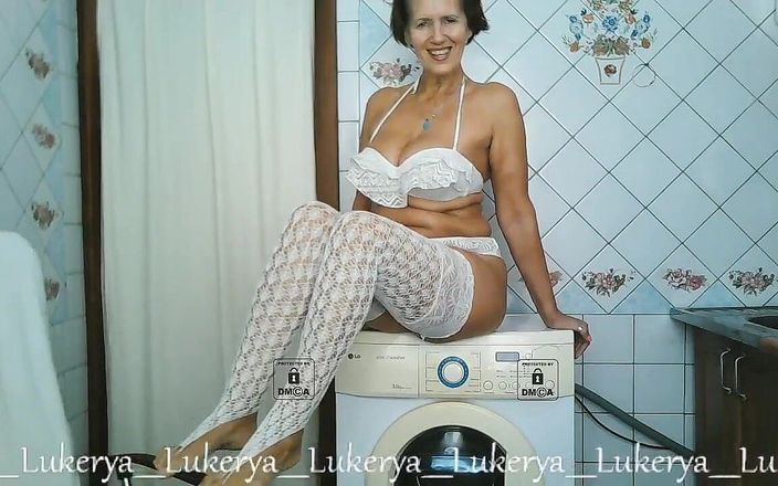 Cherry Lu: Lukerya brinca com seu corpo em casa na cozinha