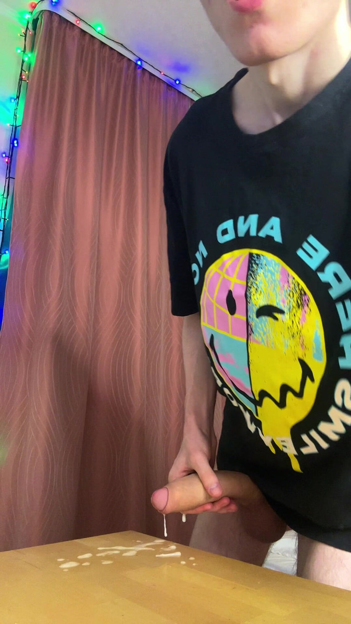 Morflot24: Flaca estudiante twink haciendo un enorme charco de leche desordenado