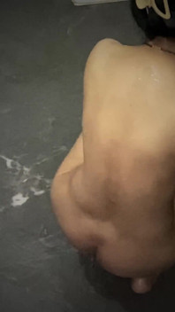 Video diperbuat daripada adik tiri mandi di bilik air