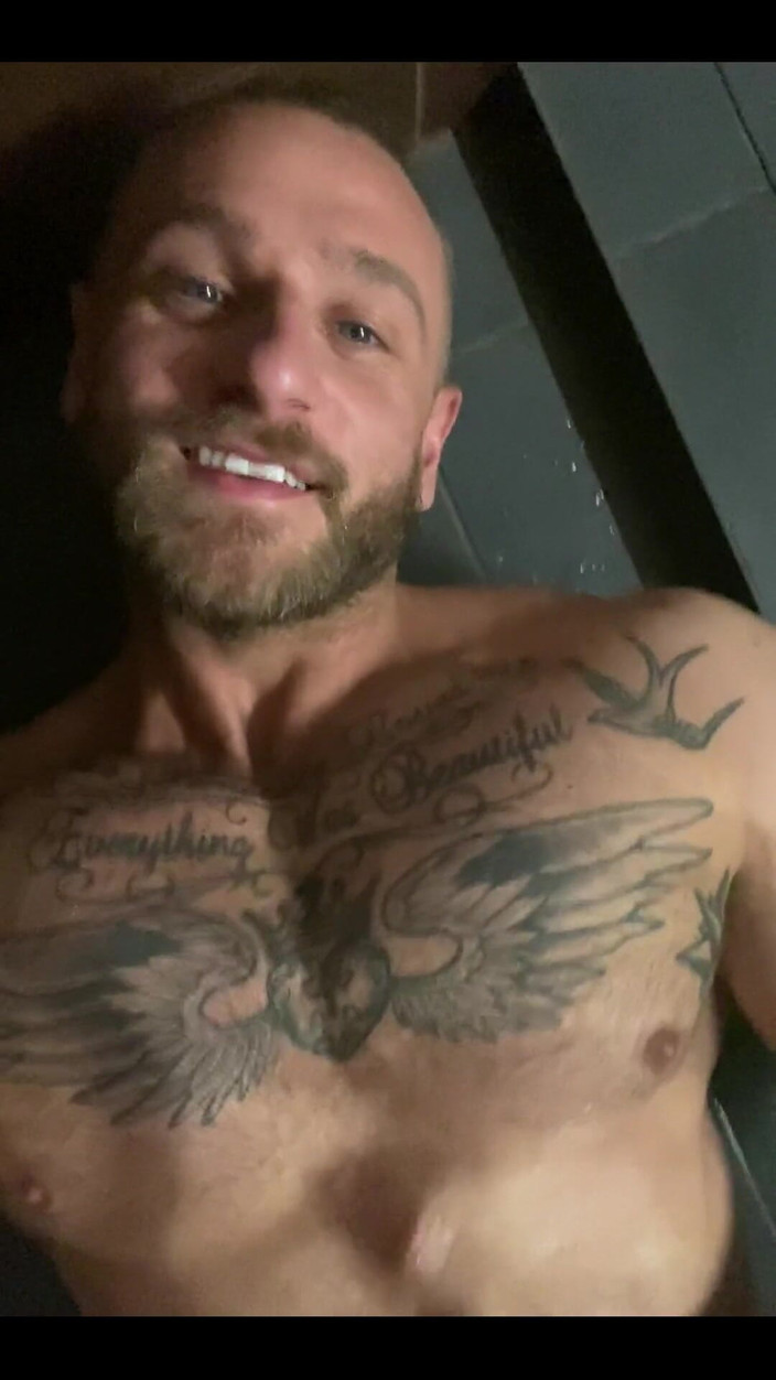 Leo Bayne: 샤워 중 정액 플레이에서 따먹기