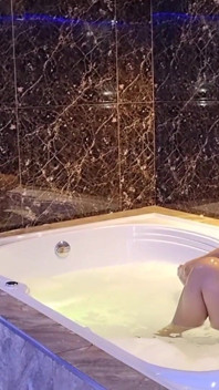 Coppia Fa Sesso Nella Jacuzzi Nella Camera Padronale Dei Loro Genitori - Savannah Watson