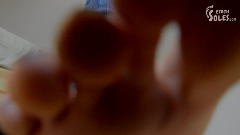 Czech Soles - foot fetish content: Empujado para oler zapatillas, en primer plano
