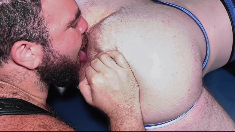 ScruffyStocky: Chlapec s připoutaným klukem v koženém žaláři se houpá na tlustém...