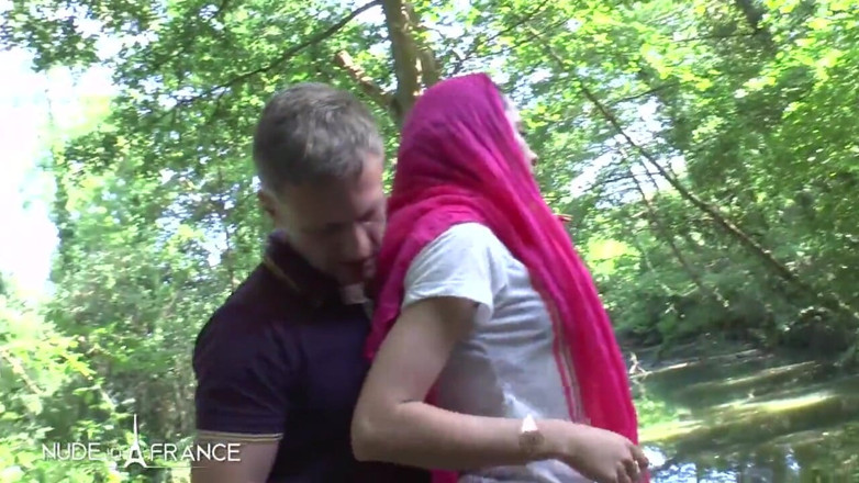 Nude in France: बहुत सुन्दर युवा फ्रेंच अरबी काले बाल वाली की कुत्ते शैली में जोरदार चुदाई और उसकी गांड पर वीर्य निकालना आउटडोर