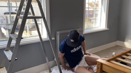 Fuckbutty: Zugravul și decoratorul împroașcă o șarjă de spermă în timp ce lucrează