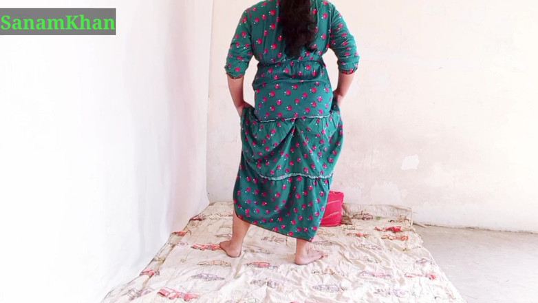 Sanamkhan: パキスタンのソロおばさん、おもちゃと一緒に楽しむ