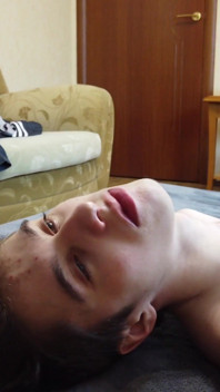 Můj malý nevlastní bratr si miluje hrát s mým zadkem (celý, 4k)