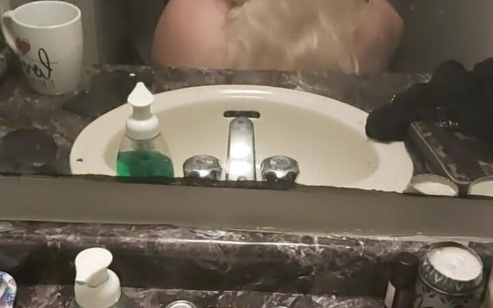 Missi: Lustro sex oralny w łazience