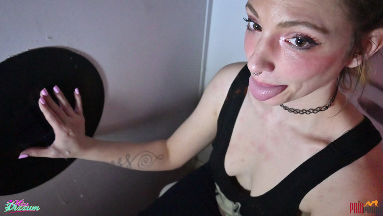 PNW Porn: Přítelkyně saje kondom Cizince v Glory Hole