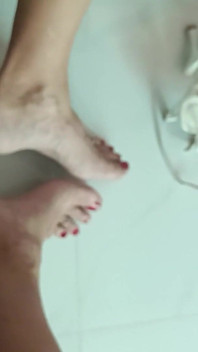 Alise Pee and Shows Beautiful Feet and Toes