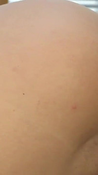 Španělská fotbalová fanynka si protahuje nohy
