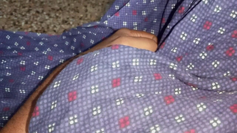 Sweet Indian cock: Indiano con un grande cazzo si masturba all'aperto