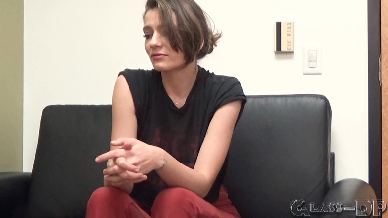 GLASSDP: Dashing brunette ist eine geile schlampe, die es kaum erwarten...