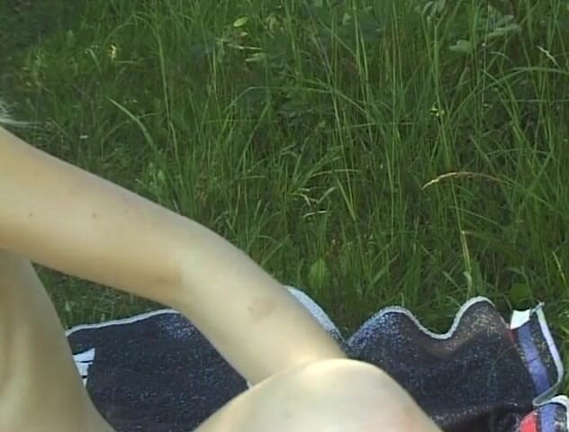 Flash Model Amateurs: Sexig blond tonåring leksaker hennes ryck utomhus