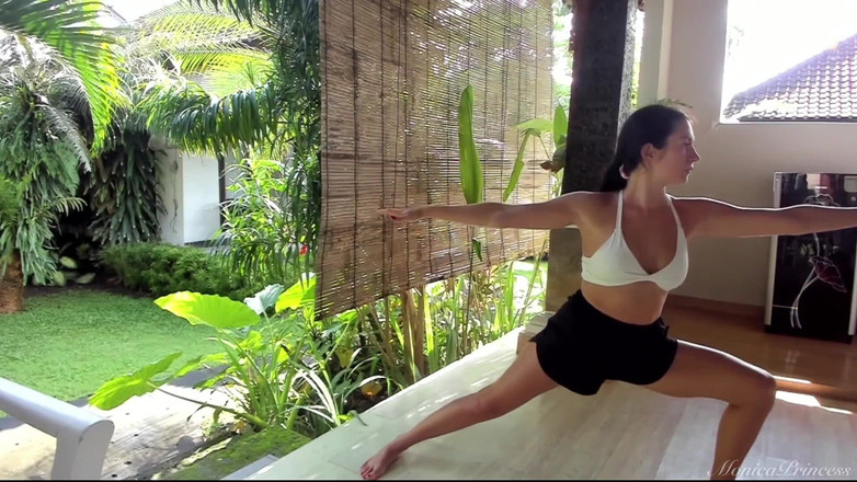 Princess Monica: Flirty Terrace treino em shorts pequenos