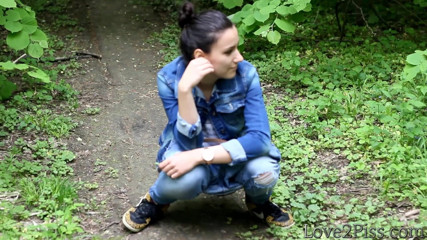 Love 2 Piss: Tout naturel - Ingrid fait pipi et s'essuie avec une feuille,...