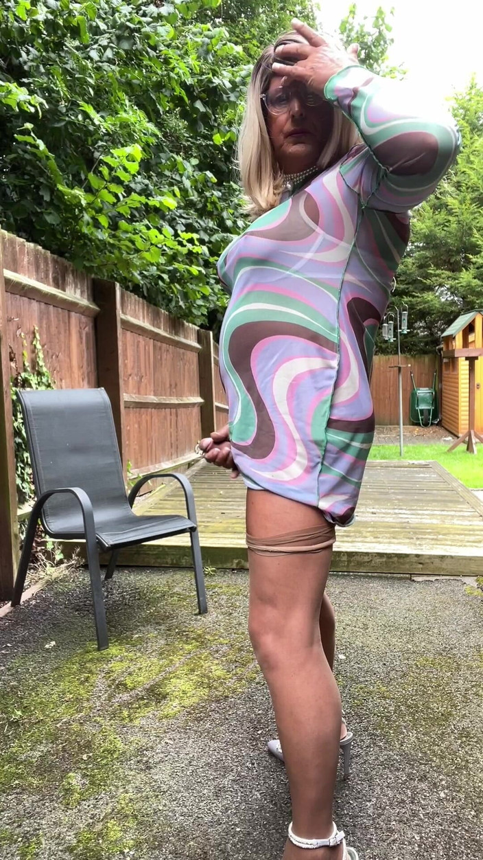 Kellycd2022: एमेच्योर क्रॉसड्रेसर kellycd2022 सेक्सी milf(चोदने लायक मम्मी) टैन सीमलेस पेंटीहोज में छेड़ रही है