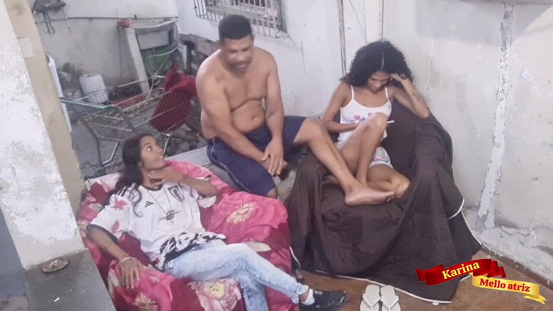 Karinamello: Um velho consegue fazer sexo com suas duas enteadas depois...