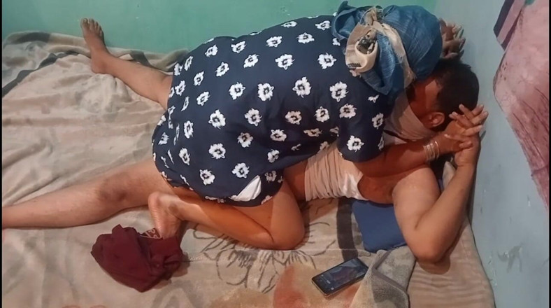 Gulaab: ムードに満ちたサリーを着たバービ・ジ