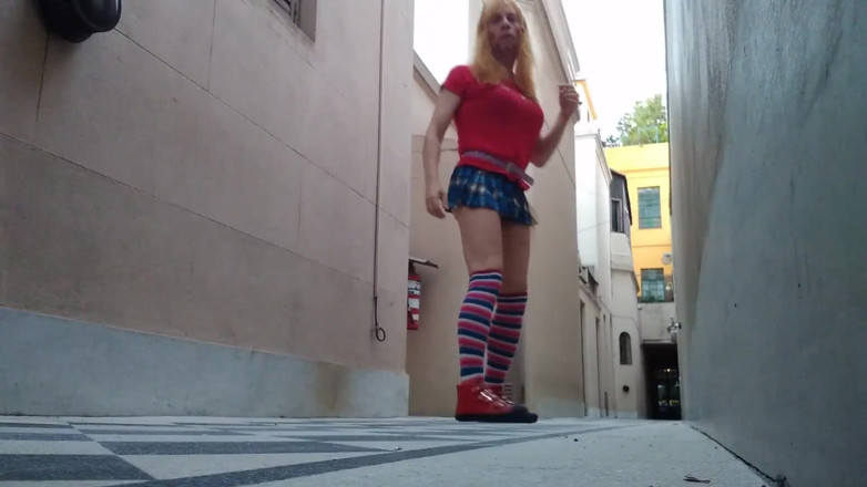 Dildo Man and Cross Hard Sex: Bonito cu ao ar livre com vibrador e peruca