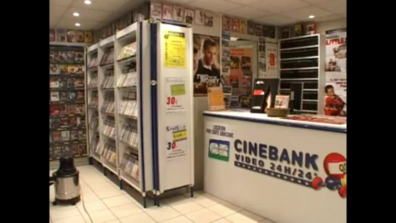 Bisco Birchwood Productions: Горячая шлюшка вводит вакуумную трубку в ее киску!