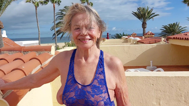 martinawest: Martina West befriedigt sich in einem transparenten spitzenkörper