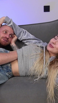 Elle regarde en arrière et continue à prendre la taille