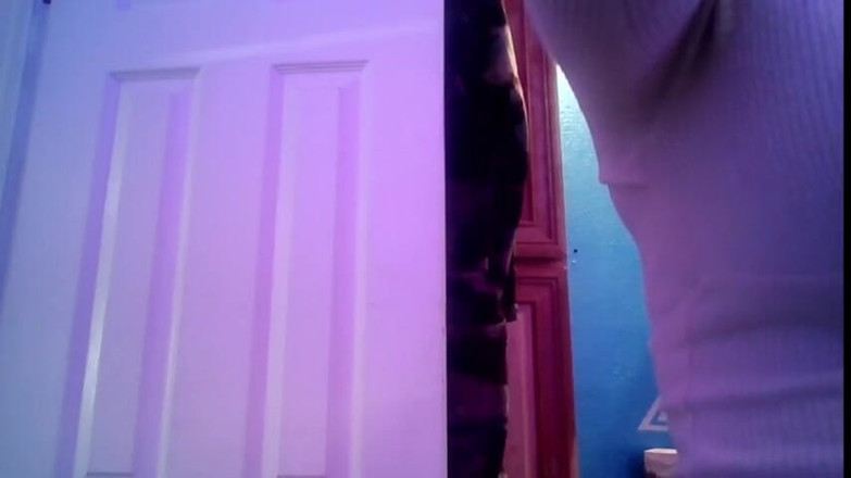 Zoey Portland: Nadržená dívka si tře kundičku, když se muž nedívá